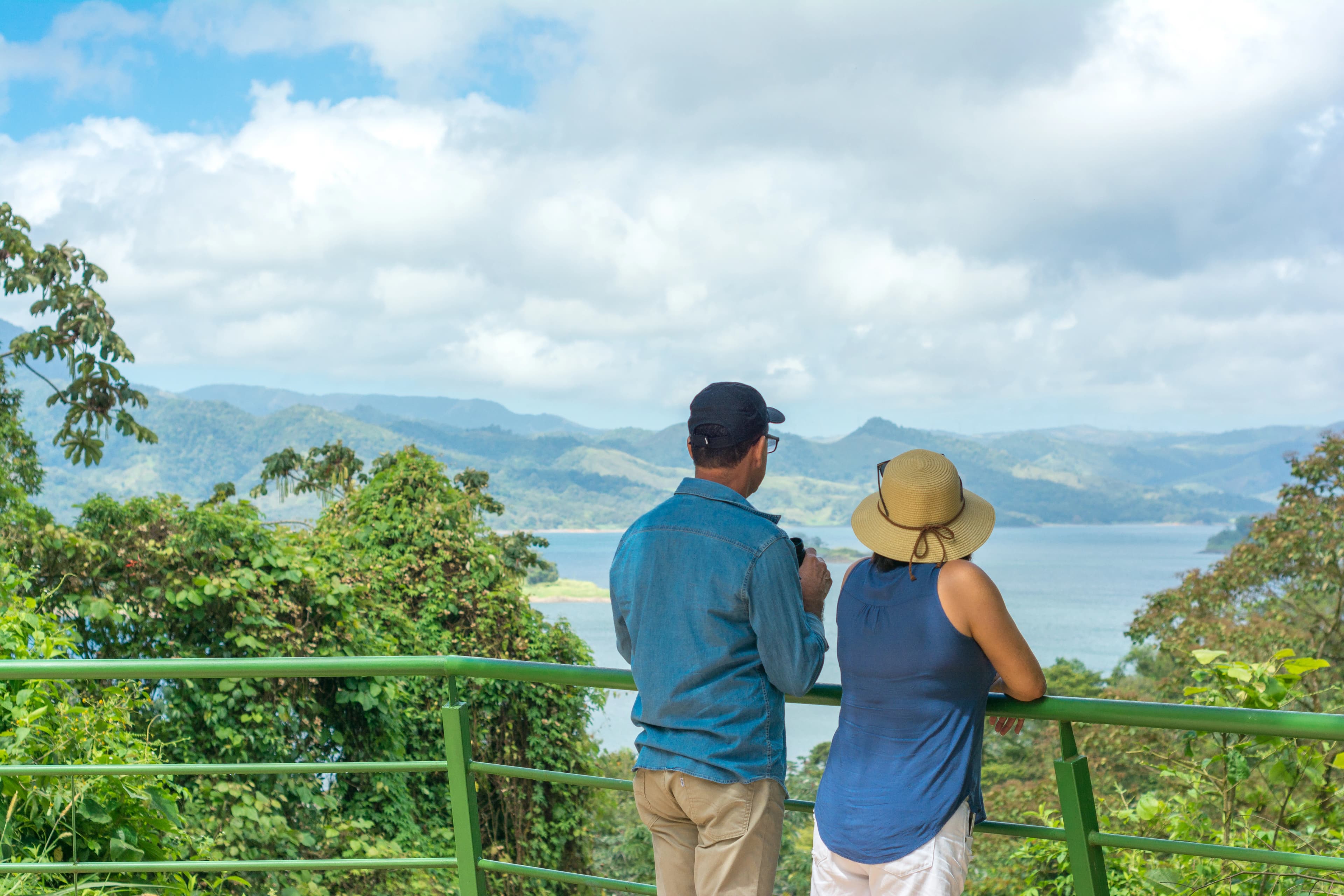 arenallakeexperience-tourist-from-lake